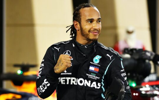 Lewis Hamilton chính thức gia hạn hợp đồng với Mercedes thêm 1 năm